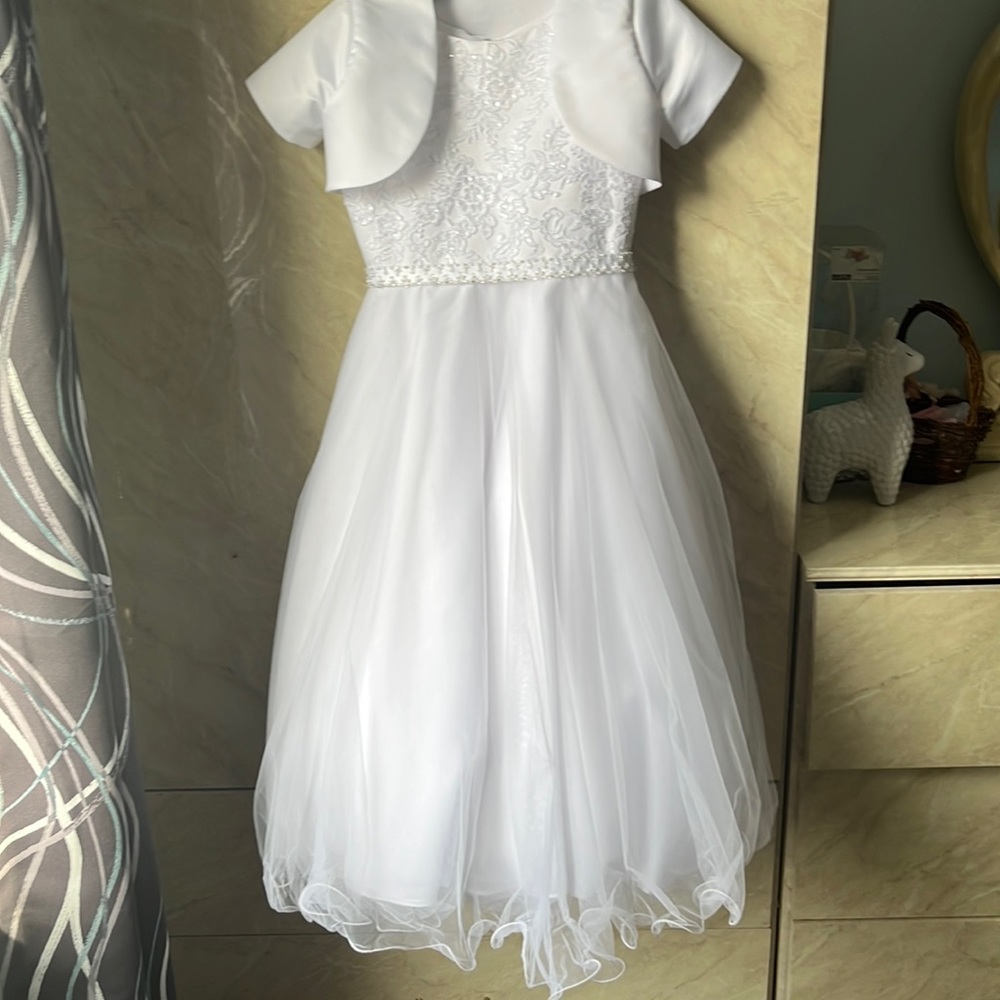 Hi I’m selling my daughters white flower girl weeding dress